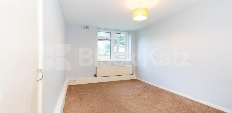 			4 BEDROOMS PLUS LOUNGE! , 4 Bedroom, 1 bath, 1 reception Flat			 Dormans Way, SWISS COTTAGE
